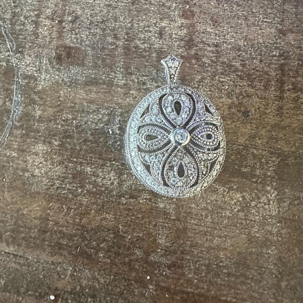 Beautiful locket - Picture 3 of 3